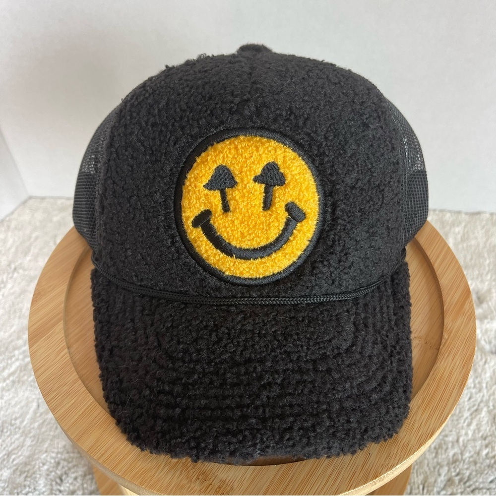 Happy Caps Double Blind Black and yellow smiley trucker